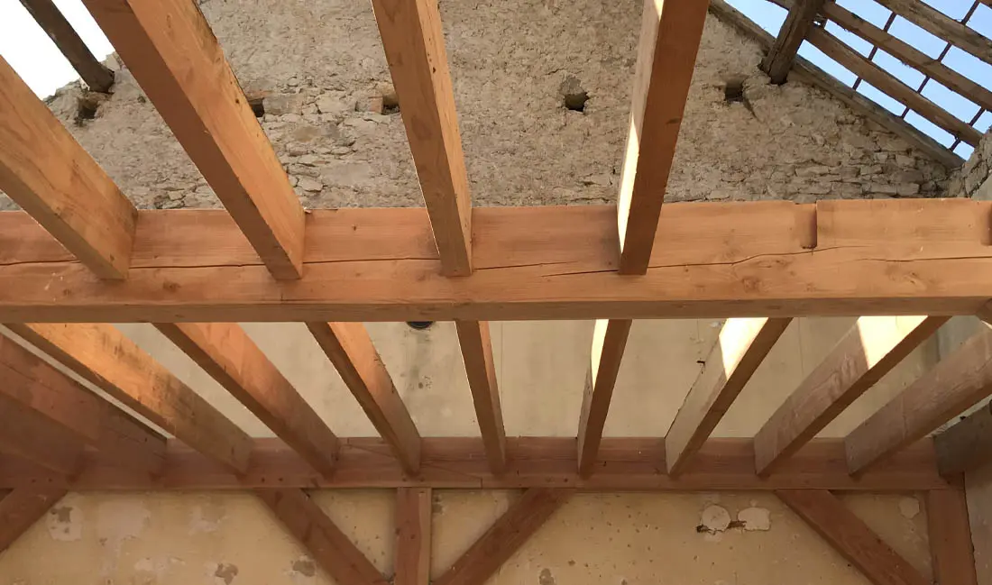 Préau en charpente traditionnelle